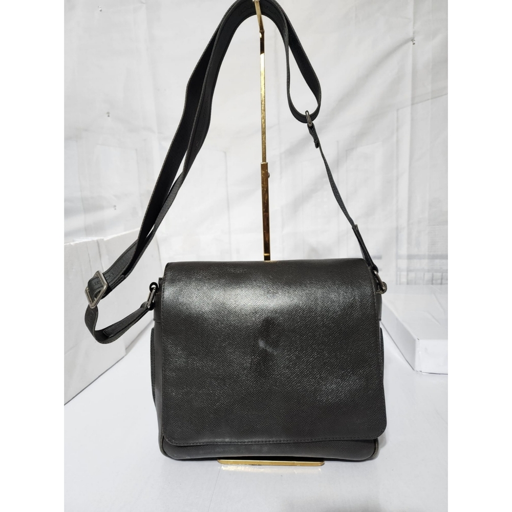 Louis Vuitton Taiga Andrei Messenger/Crossbody Bag Dark Grey